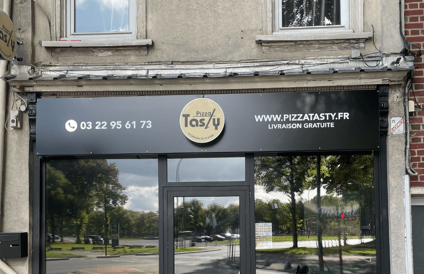 Devanture avec caisson enseigne